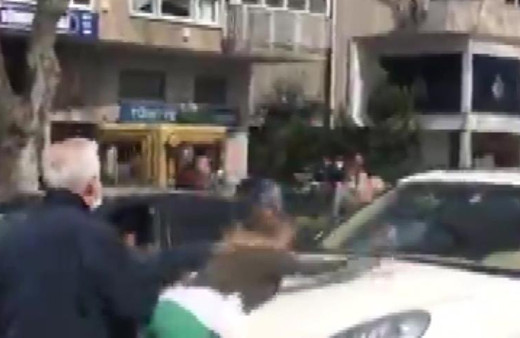 Bağdat Caddesinde sürücülerin zor anları: Bunalıma giren kadın araçların önünü kesti