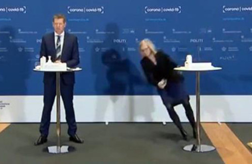 Kameralar karşısında şok eden anlar! AstraZeneca aşısının durdurulduğunu açıklarken bayıldı