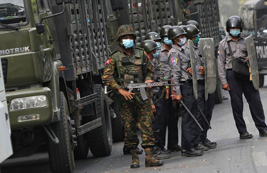 Myanmar ordusu 2 protestocuyu öldürdü caminin bağış paralarını yağmaladı