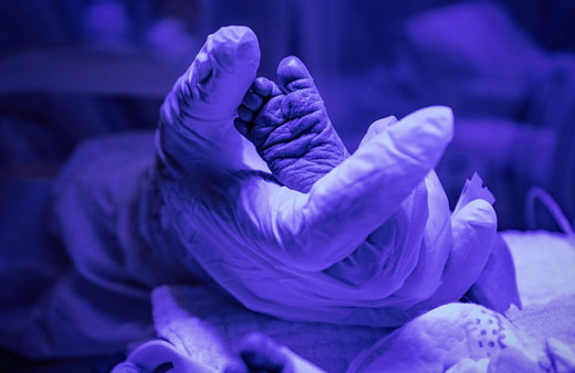 Sağlık çalışanlarının şefkatli elleri koronavirüslü çocuk hastaların da üzerinde