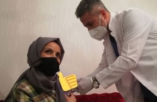 Covid-19 aşısı olmak istemeyen öğretmeni, Sağlık Bakanı Fahrettin Koca ikna etti