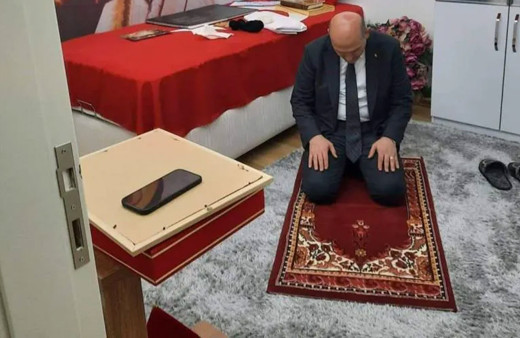 İçişleri Bakanı Süleyman Soylu tabuta sığmayan şehidin seccadesinde namaz kıldı