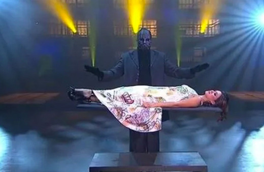 Kadını havada nasıl durduruyor? Maskeli sihirbaz bir sırrını daha açıkladı!