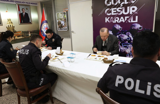 Cumhurbaşkanı Erdoğan iftarını Çengelköy Polis Merkezi'nde yaptı