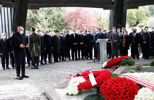 Turgut Özal mezarı başında anıldı! Cumhurbaşkanı Erdoğan, Özal için Kur'an-ı Kerim okudu