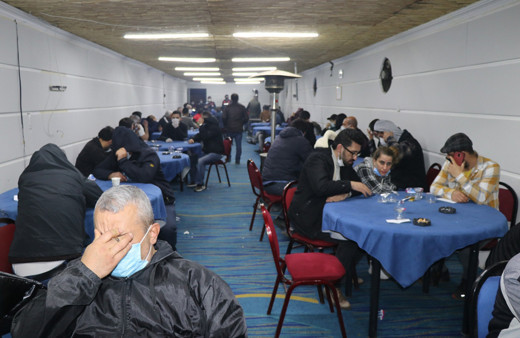 Kumarbazlar durdurulamıyor! Çatıya erkete koyup hayvan çiftliğinde kumar oynarken basıldılar