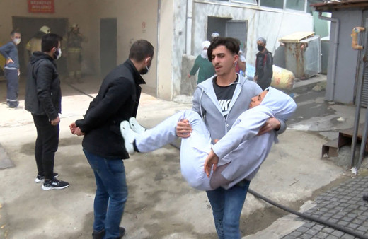 Bağcılar'da iş yerinde patlama yaralı işçiyi kucaklarında taşıdılar 