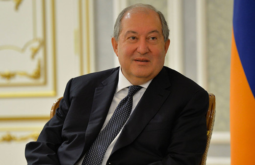 Ermenistan Cumhurbaşkanı Armen Sarkisyan şeref defterine Ağrı Dağı'nı çizdi