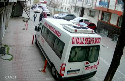 Kadını 1 aydır takip eden kişi yakalandı sokak ortasında tekme tokat dayak kamerada