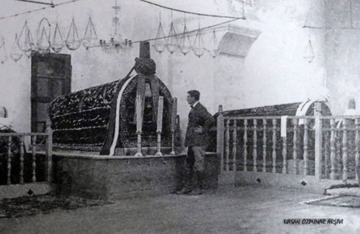 Hayatını kaybeden İngiltere prensi Philip'in babası Afyonkarahisar'da türbeye çizmeleriyle girmiş