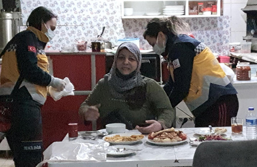 İnanılmaz görüntü! İftar sofrasında eski eşi göğsünden bıçakladı uzaklaştırma kararı varmış