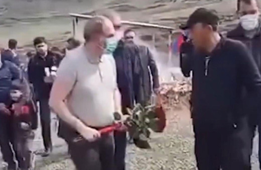 Ermenistan Başbakanı Paşinyan bu sefer mezarlıktan kovuldu! Papaz da kovmuştu
