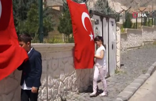 İçişleri Bakanı Süleyman Soylu'dan Türk bayrağını öpen çocuklara sürpriz