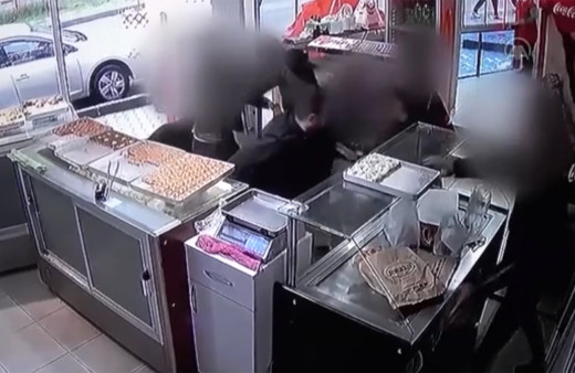 Samsun'da 3 saldırganın pastaneye pompalı tüfekle ateş açtığı anlar kameraya yansıdı