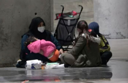 Taksim'de kameralara yakalandı! Hem kendi dileniyor hem de çocuklarını dilendiriyor