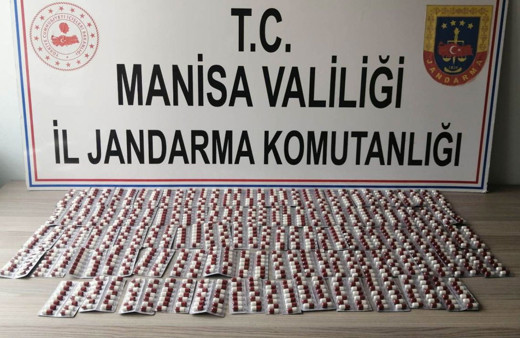 Manisa'da seyyar manav, aracında 1064 adet uyuşturucu ile yakalandı