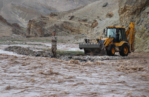 Ağrı'da arkadaşlarıyla oynarken nehre düşen 5 yaşındaki çocuk kayboldu