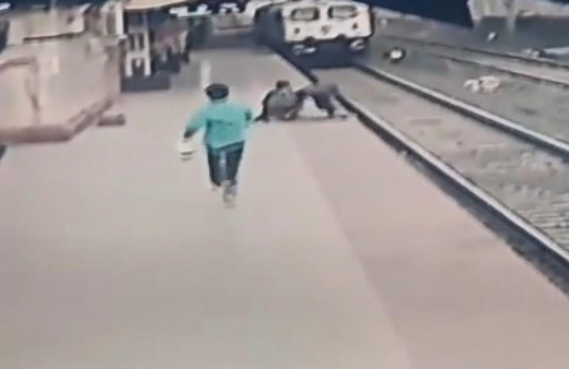 Hindistan'da istasyon çalışanı raylara düşen çocuğu böyle kurtardı
