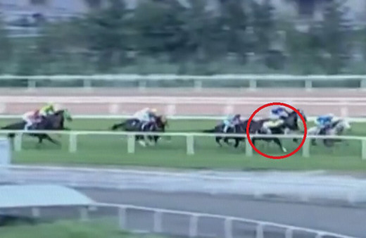 Adana'da yarış sırasında attan düşen jokey Samet Erkuş'un durumu ciddiyetini koruyor