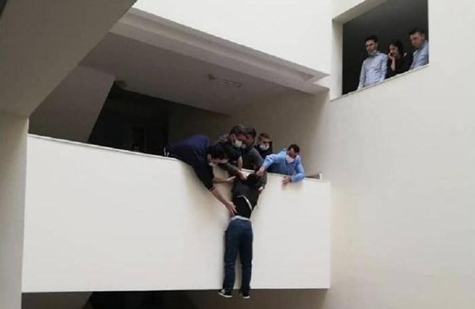 Adana'da adliyede korku dolu anlar! Ölmek isteyen çocuk kendini atmaya çalıştı