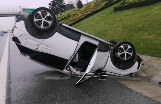 İstanbul'da TEM otoyolunda trafiği kilitleyen zincirleme kaza! 3 araç birbirine girdi