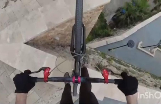 Antalya'da bisikletiyle yaptığı hareketler yürekleri ağızlara getirdi