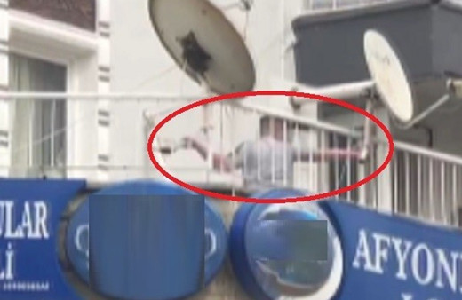 İzmir'de esnafa kabusu yaşattı! Balta ve balıkları fırlattı işte o anlar