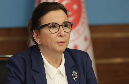 Ruhsar Pekcan aslen nereli kaç yaşında eşi ve oğlu kimdir?