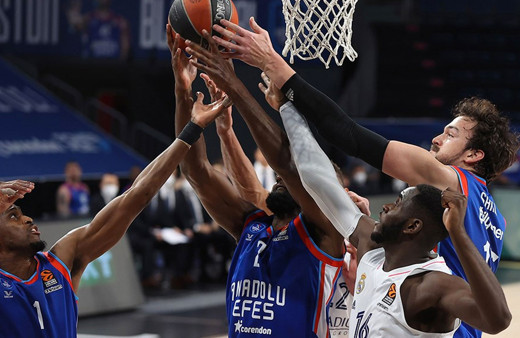 Anadolu Efes, Real Madrid'e fark attı seride 1-0 öne geçti