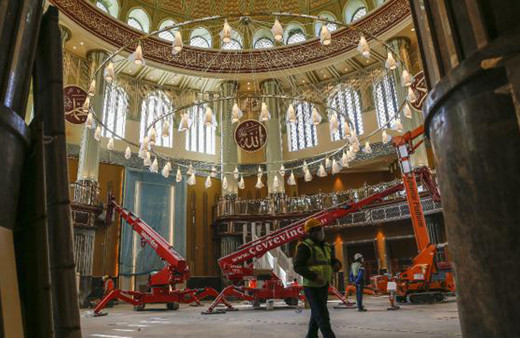 Son hali görüntülendi! Taksim'de yapımı devam eden caminin dev avizesi ile kapısının kasası takıldı