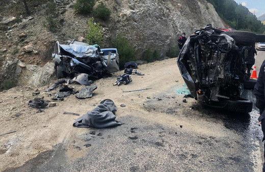 Adana'da pikap ile otomobilin çarpıştığı kazada aynı aileden 3 kişi öldü