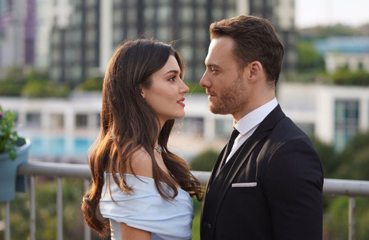 Sen Çal Kapımı yıldızları Hande Erçel Kerem Bürsin baş başa tatili bedavaya getirdi