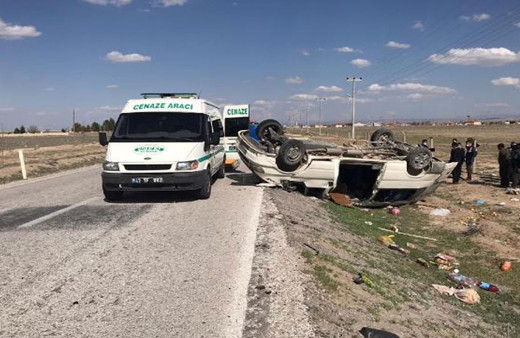 Konya'da tarım işçilerini taşıyan minibüs takla attı! 2 kişi öldü, 6 yaralı var