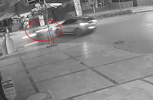 Manisa'da feci kaza! Motosikletli kurye havada takla attı kaskı fırladı