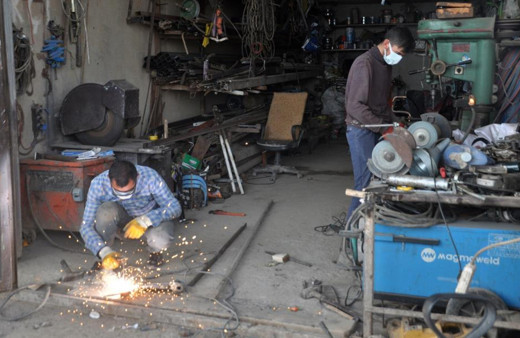 İki kardeş topladıkları hurdalardan Hakkari'de araç yaptı! Görenler şaştı kaldı