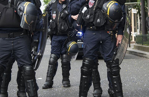 Fransa'da hareketli saatler! Polis memuru bıçakla yaralandı