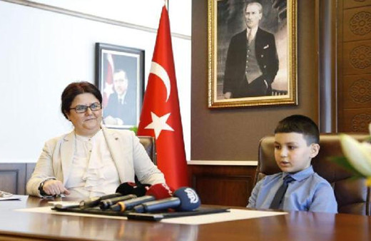 Aile ve Sosyal Hizmetler Bakanı Derya Yanık koltuğunu 4'üncü sınıf öğrencisi Azad'a bıraktı