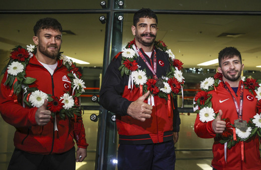 Kahraman milli güreşçiler yurda döndü yeni hedeflerini açıkladılar