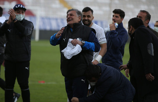 BB Erzurumspor Teknik Direktörü Yılmaz Vural hüngür hüngür ağladı