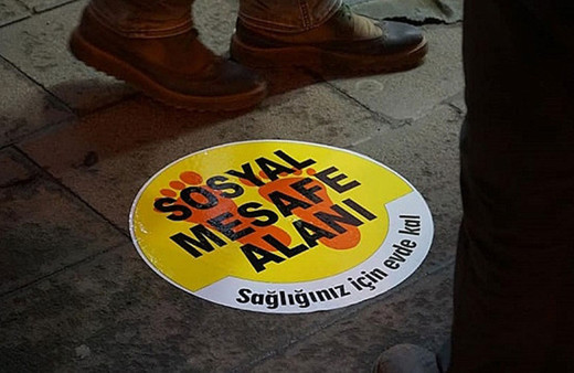 Sosyal mesafe efsanesi çöktü! Bilim insanları bir korona önlemini çöpe attı