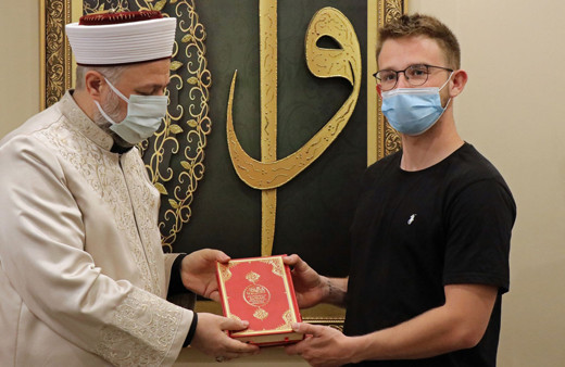 Alman genç arkadaşının babaannesinden etkilenip Müslüman oldu