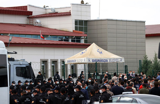 Kobani davası olaylı başladı 'azmettirici' Selahattin Demirtaş 128 milyar dolar nerede' yazılı kağıdı gösterdi