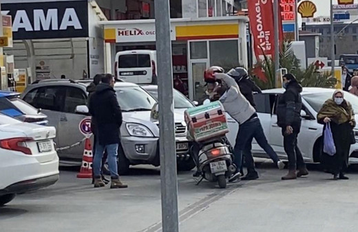 Kağıthane'de kasklı ve yumruklu kavga kamerada