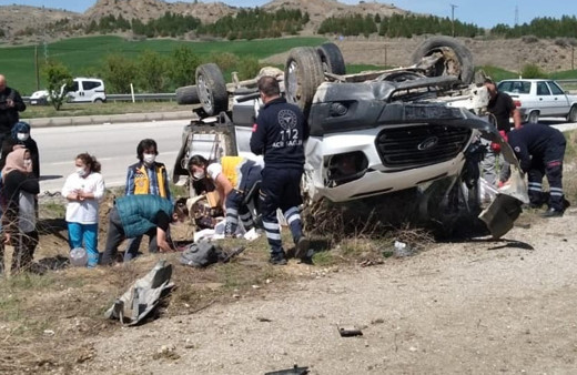 Çorum'da direksiyon hakimiyetini kaybeden araç devrildi: Yaralılar var