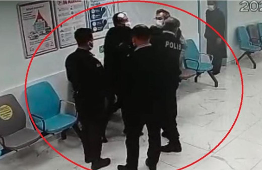 Samsun'da sokakta darp edildi! Hastanede polisi tokatladı