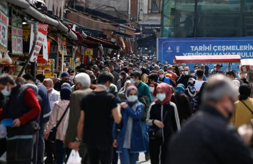 Sanki tüm İstanbul 'Kapanma alışverişi'ni Eminönü'nden yapıyor: Korkmamak elde değil