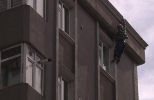 İstanbul Bağcılar'da alevlerden kaçmak için çatıdan atlayan yaşlı adam öldü