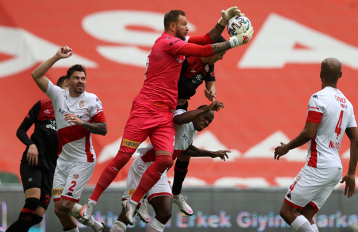Fatih Karagümrük'e konuk olan Antalyaspor puanı uzatmada kaptı