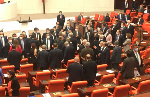 Mısır tezkeresi kabul edildi! Meclis'te gerginlik