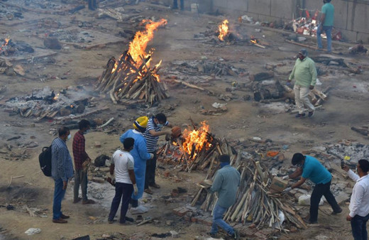 Hindistan’da durum vahim! Koronadan ölenler toplu olarak boş arazilerde yakılıyor